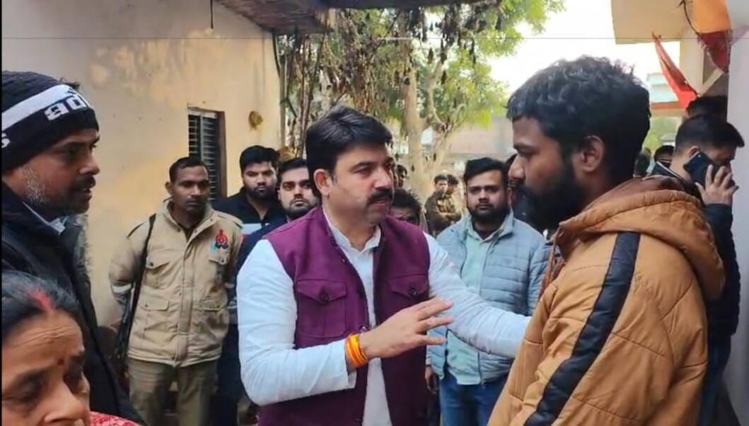 Deoria MLA reached Amarpur and demanded action.