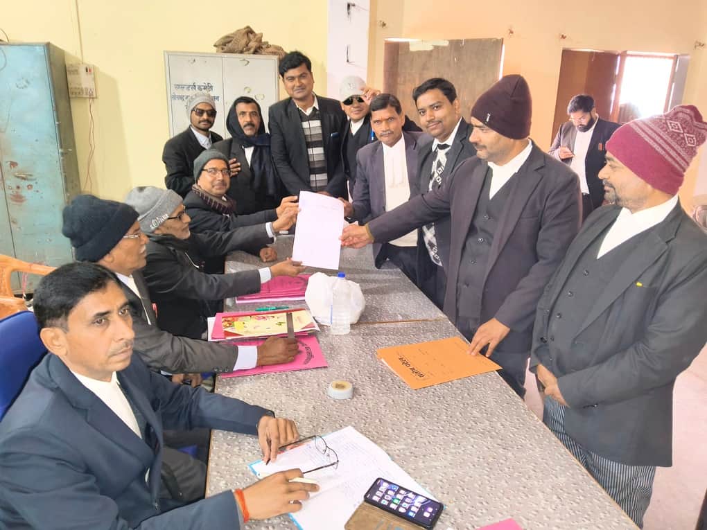 रॉबर्ट्सगंज कचहरी स्थित सोनभद्र बार एसोसिएशन चुनाव का नामांकन फार्म लेते अधिवक्ता।संवाद