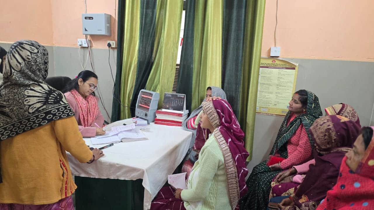 सीएचसी में महिलाओं का उपचार करती चिकित्सक डॉ. ऋचा दुबे। संवाद