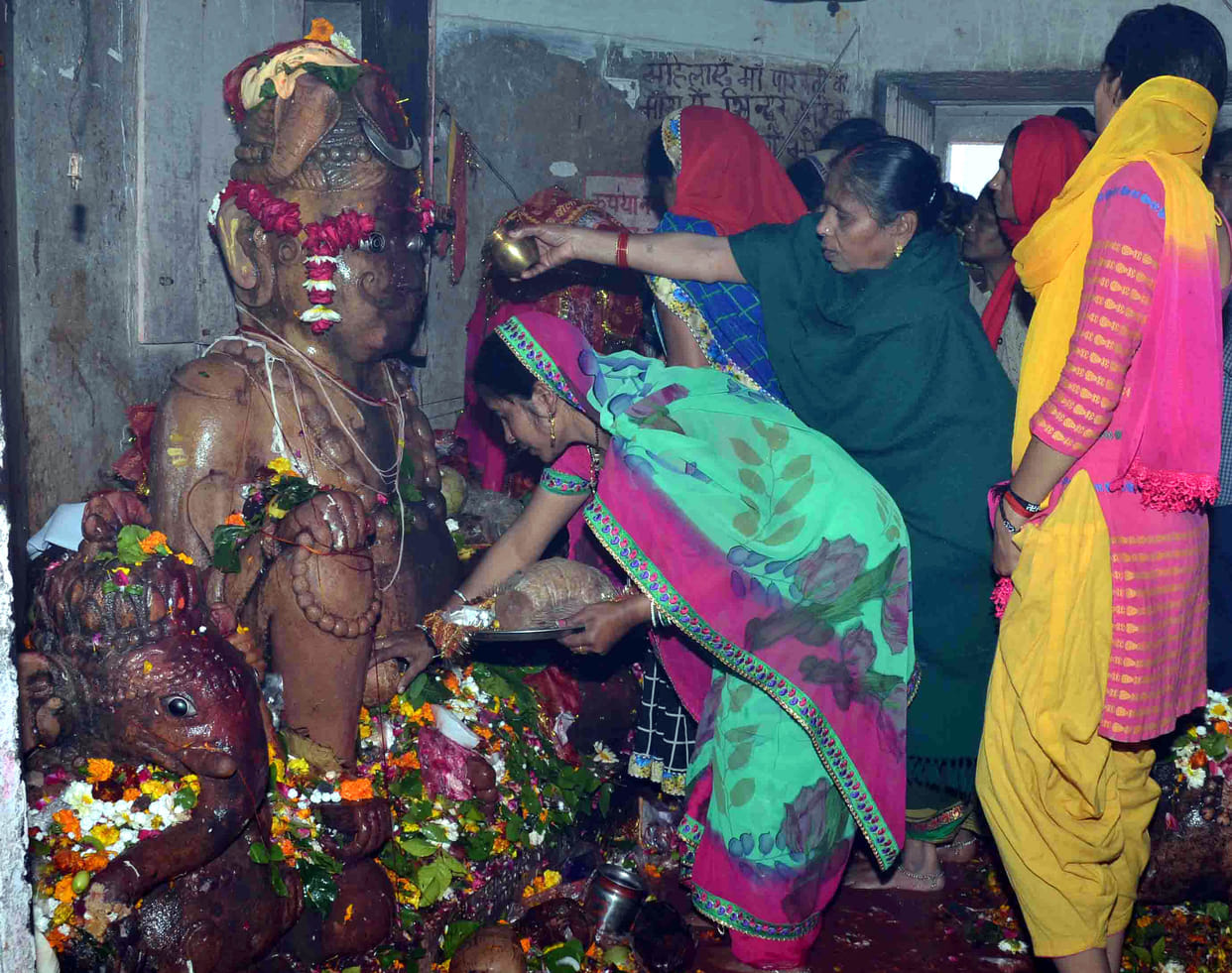 Worshiping Shiva-Parvati along with Ganeshji, prayed for the long life of the child.