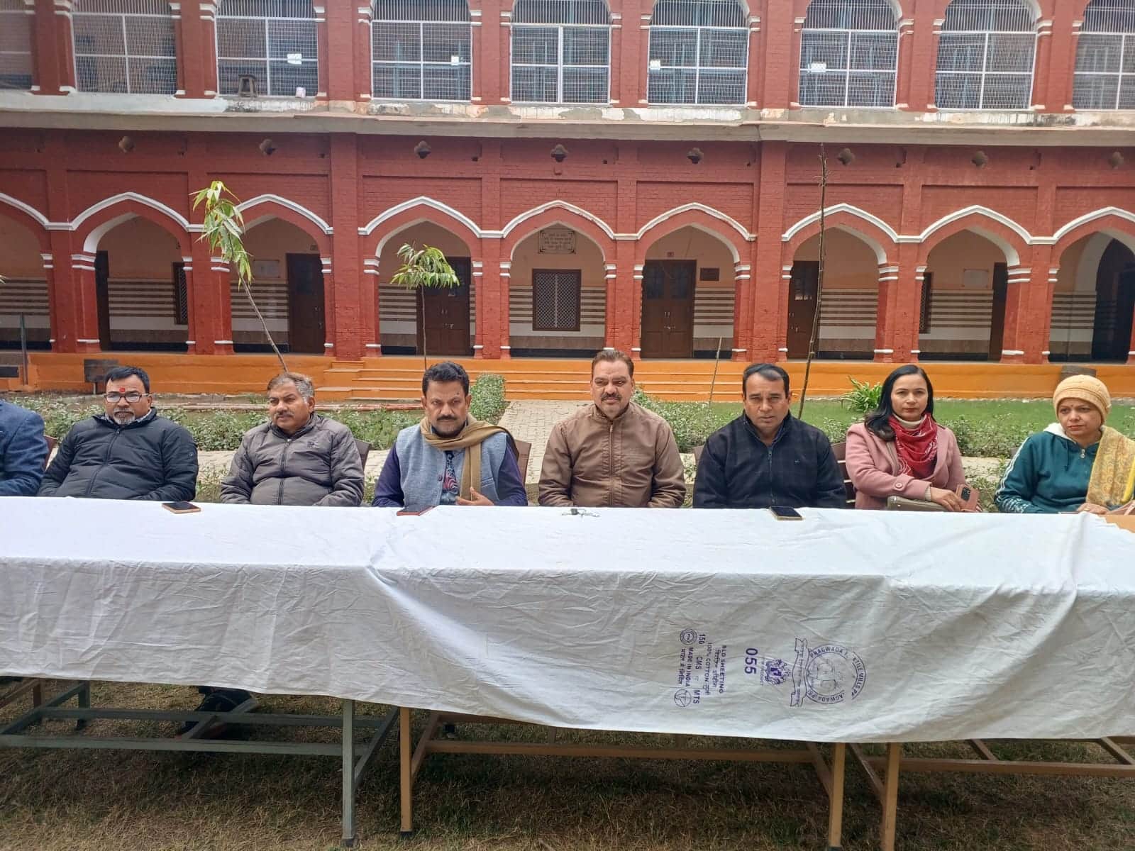 सम्मेलन की जानकारी देते उत्तर प्रदेश माध्यमिक शिक्षक संघ के पदाधिकारी गण। 