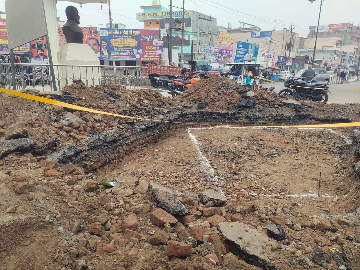 A layer of tarred gravel was laid on the incomplete road, relief was provided.
