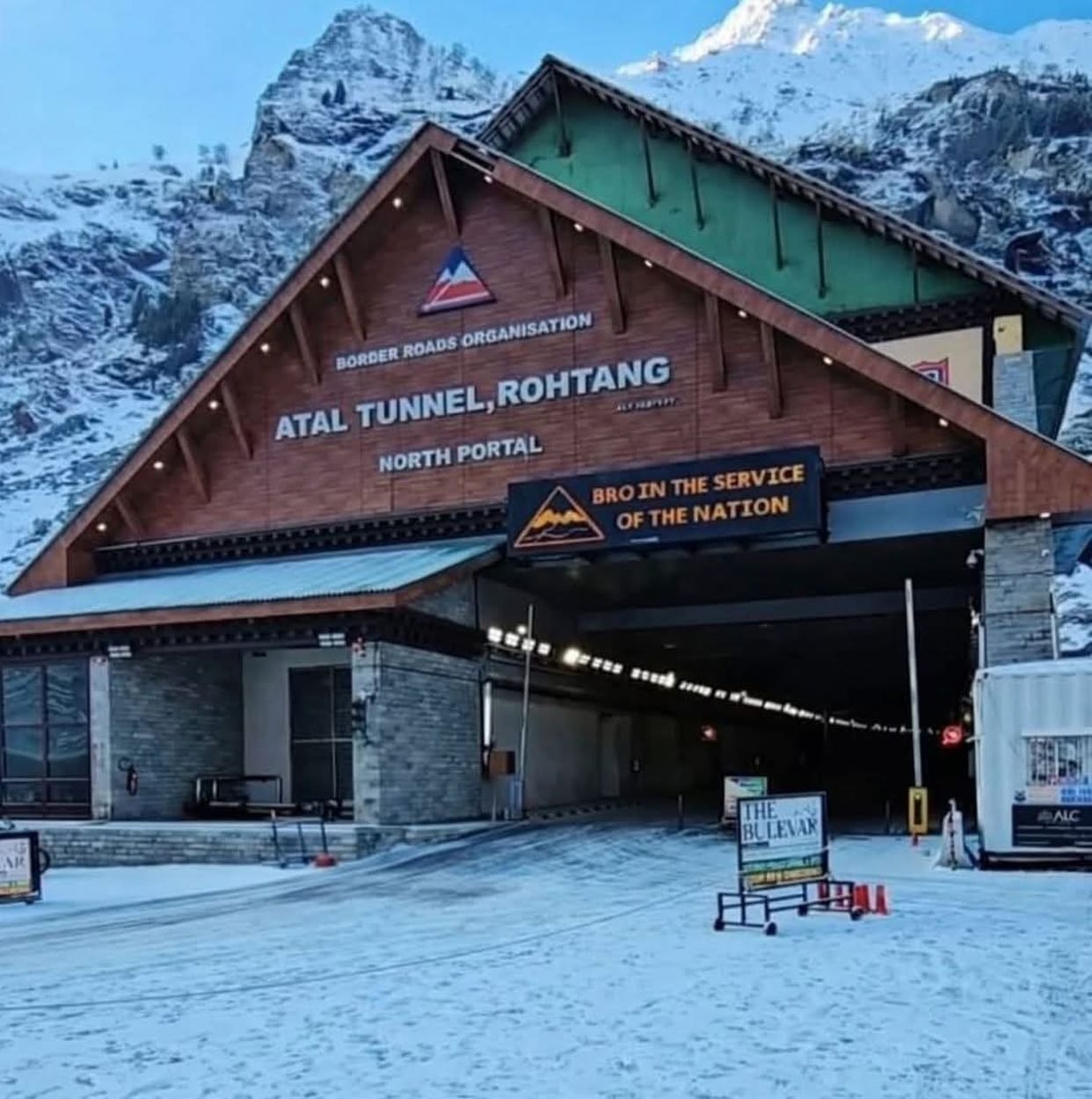 Tourists rejoice as Solangnala and Atal Tunnel receive snowfall