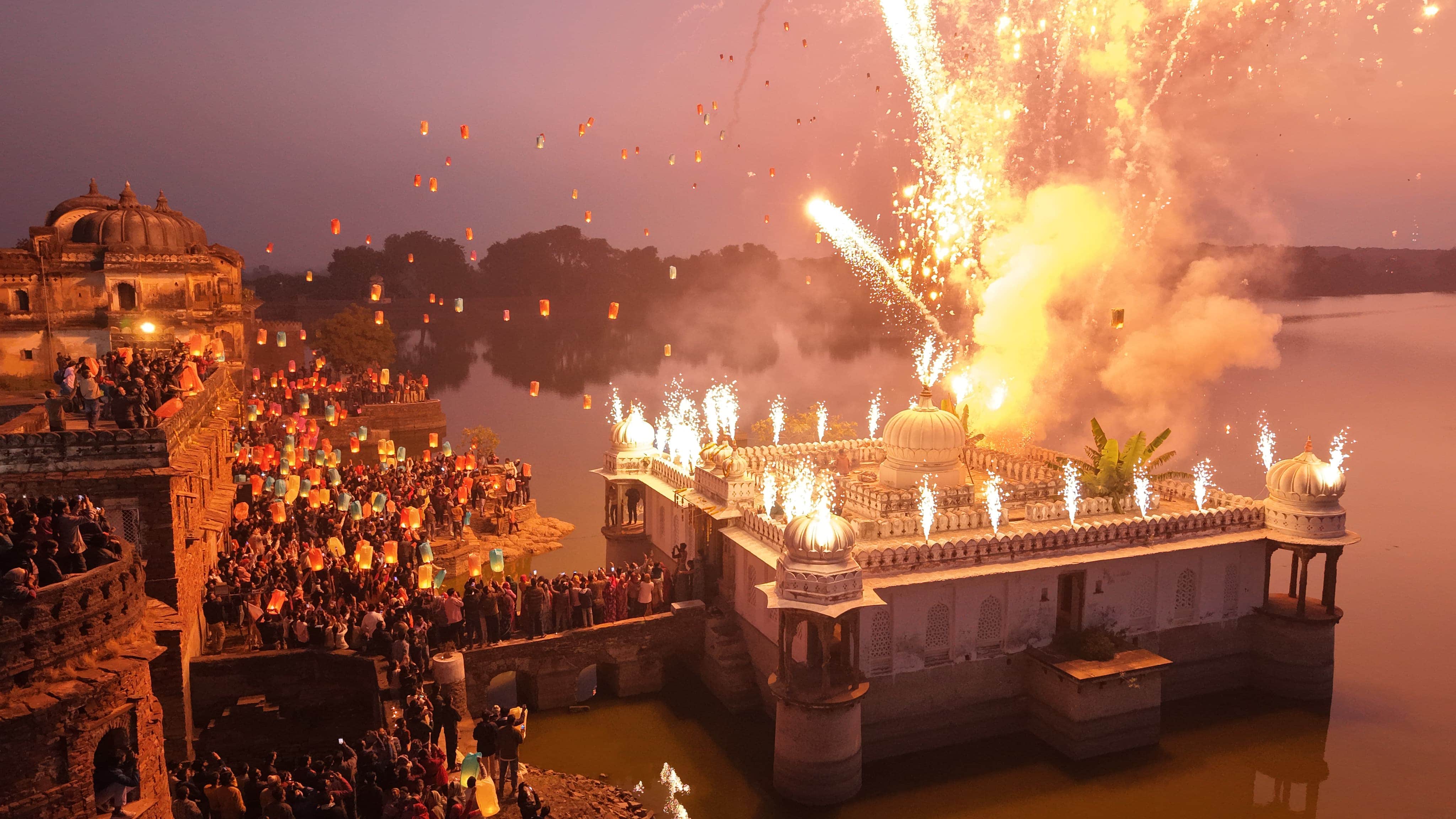 तालाब स्थित सेवाकुंज परिसर में की गई आकर्षक आतिशबाजी