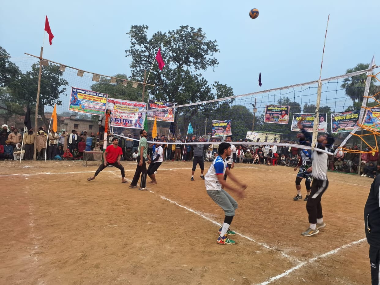 The team from Kakrahatta, Azamgarh won the volleyball competition