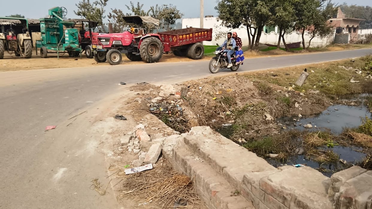 The bridge railing on the Dudhara-Parsashek road is broken, posing a risk of accidents.