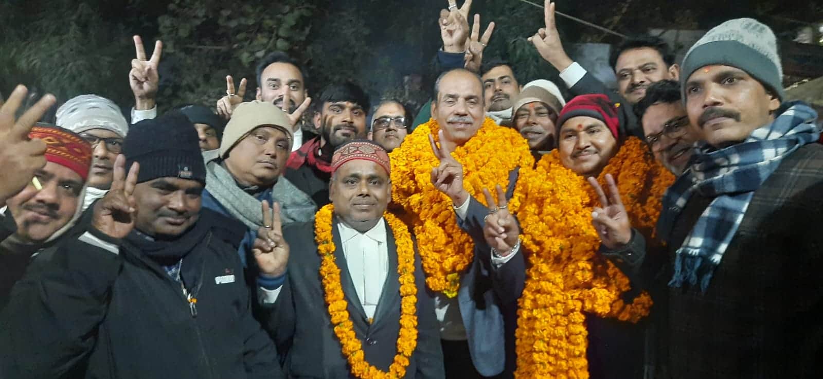 विक्ट्री का निशान बनाएं सिविल बार एसोसिएशन के नवनिर्वाचित पदाधिकारी। संवाद