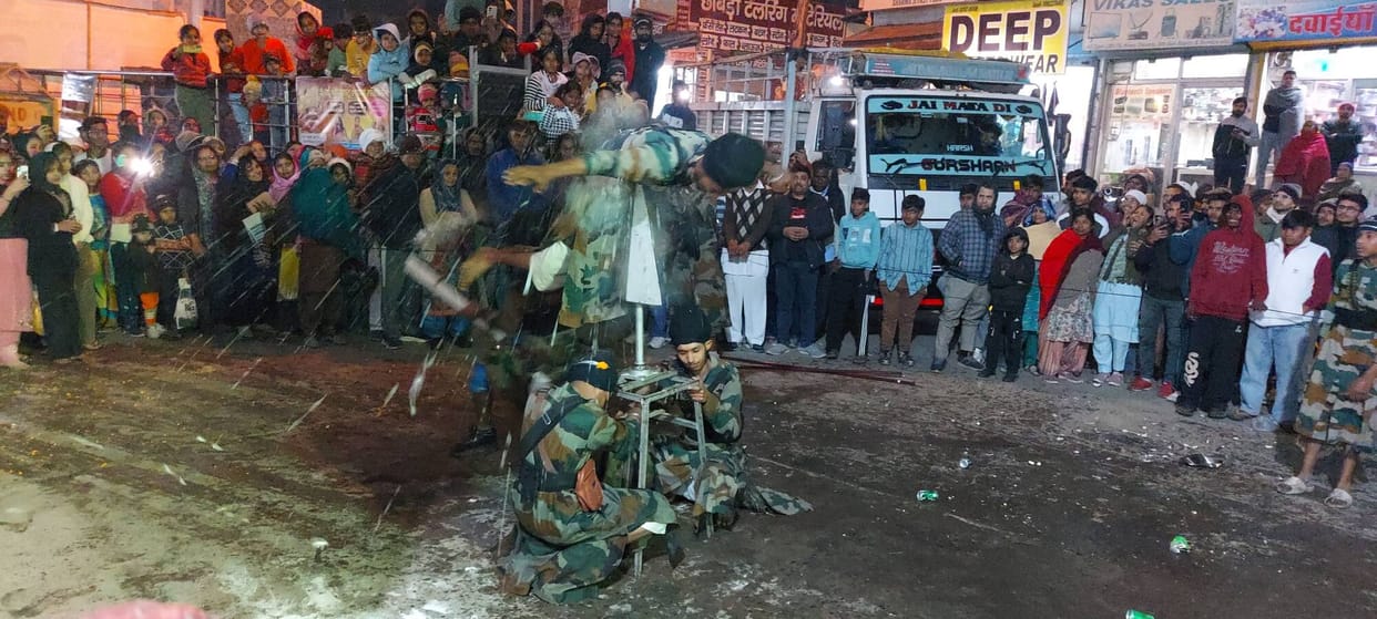 Guru Gobind Singh's Prakash Parv was celebrated with great fervor at the Gurudwara in Gandhi Nagar.