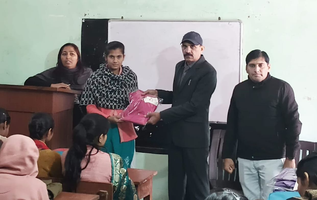 The college distributed jerseys to the needy students.