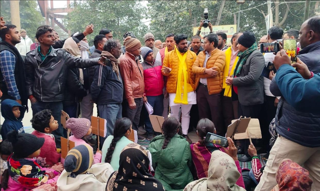 Arvind Rajbhar suspended the hunger strike by feeding sweets to the girl students.