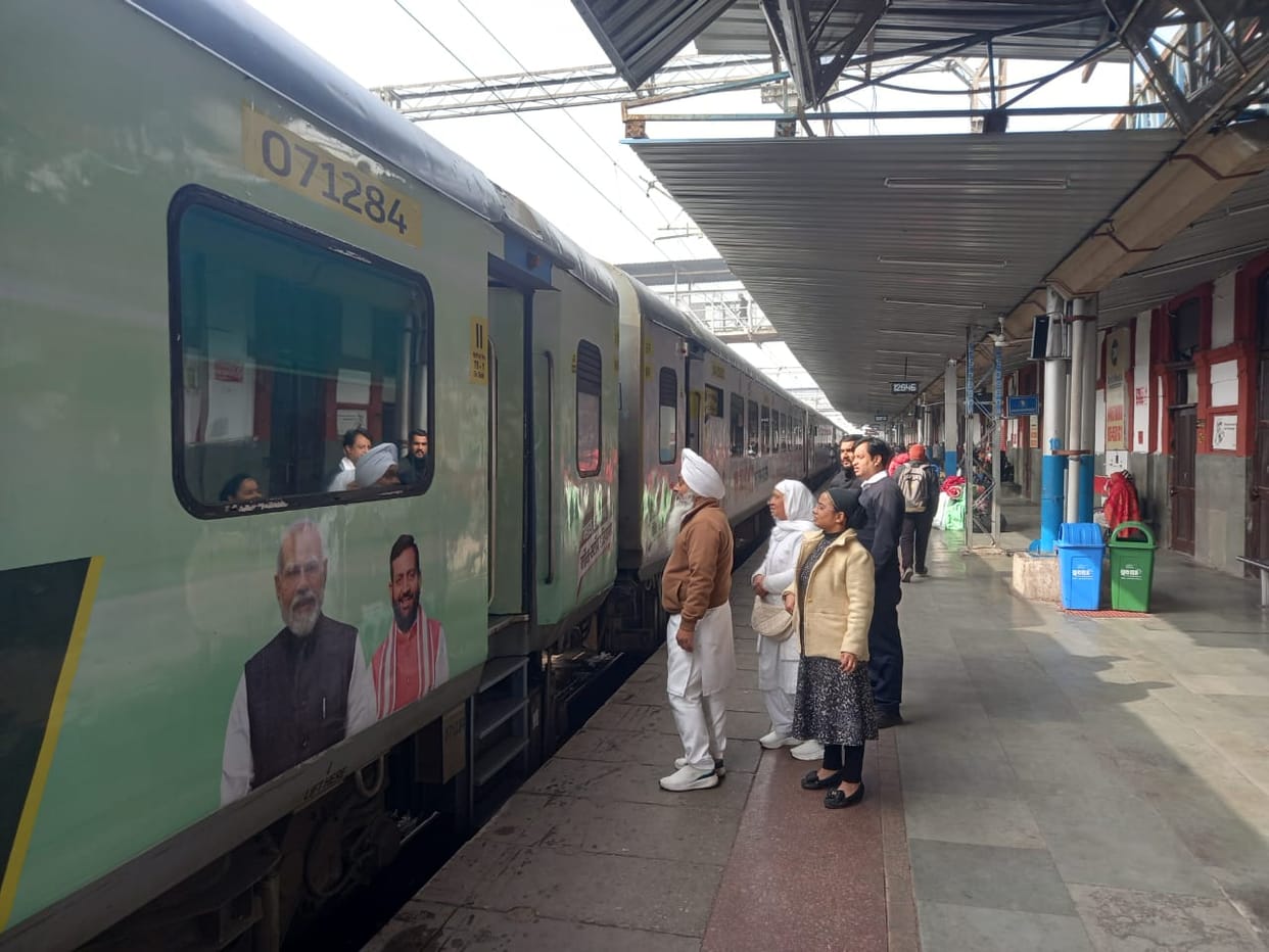 Passenger slips while trying to board a moving Shatabdi train after an eight-minute halt
