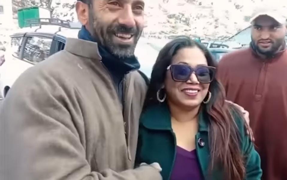 Srinagar, Cab Driver, Return Bag, Tourist thanks, Video Viral on Social Media