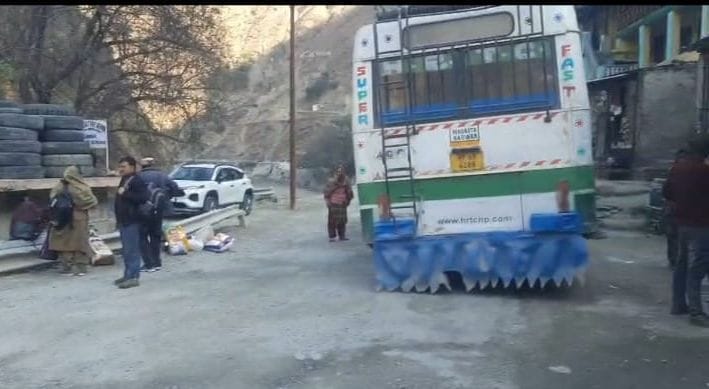 The Chamunda-Holi route bus broke down in Bagga, leaving passengers shivering in the cold.