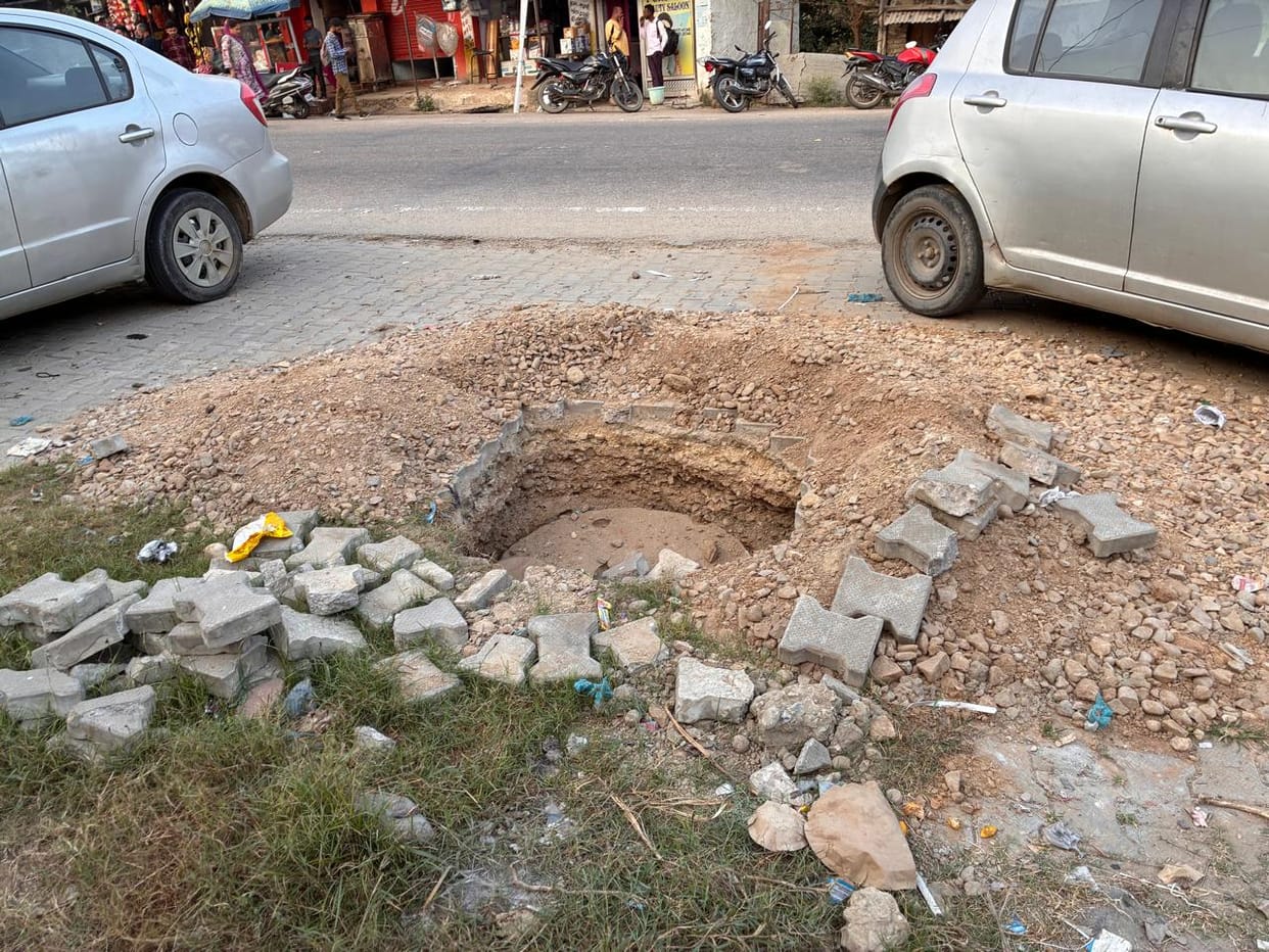 The pit dug to install the pole became the cause of trouble.