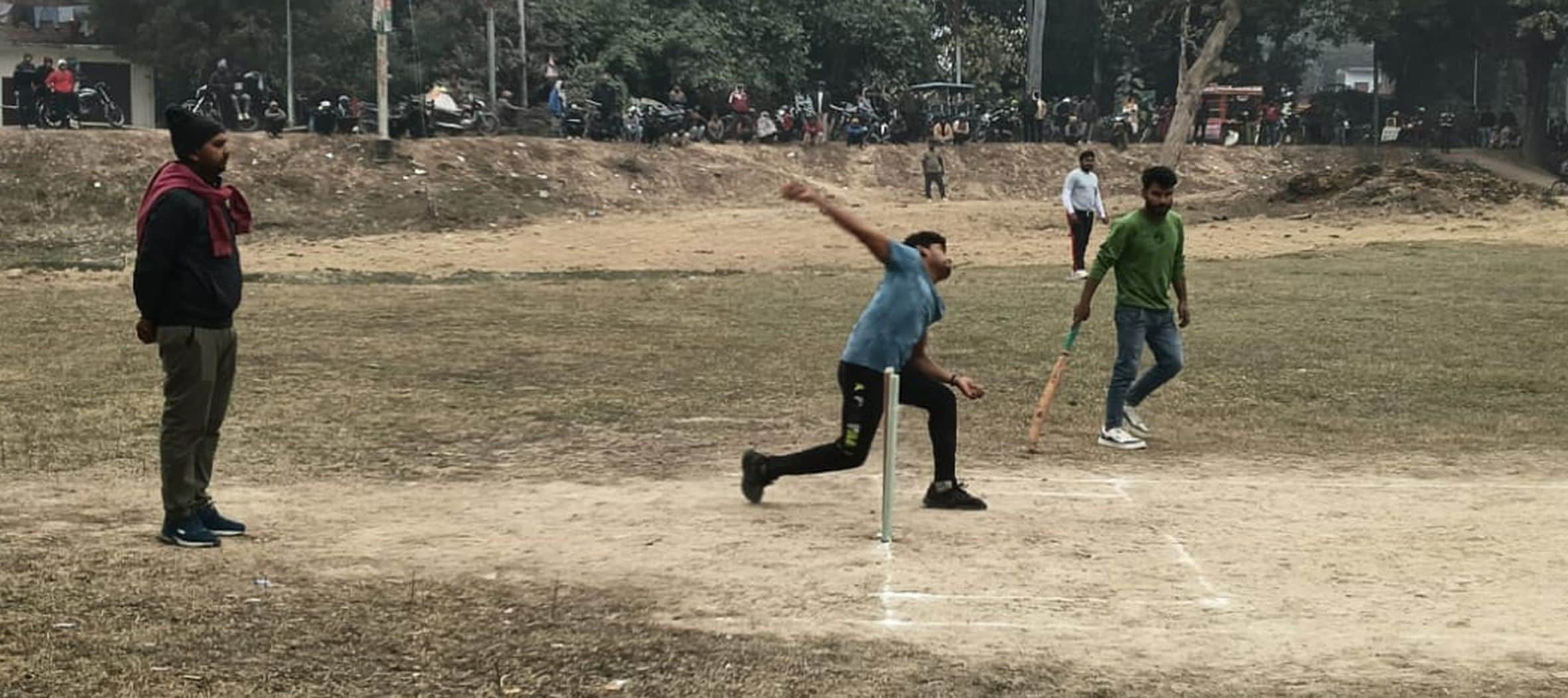 भादर के सिंगठी बाग में क्रिकेट प्रतियोगिता के दौरान गेंद फेंकता खिलाड़ी।-संवाद