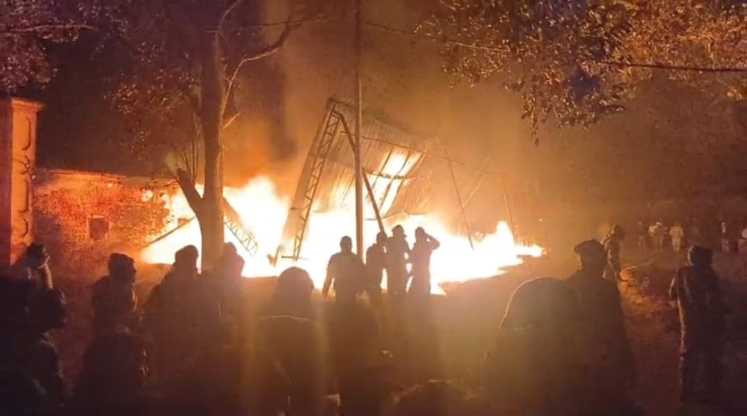 Siddharthnagar News: Fire breaks out in fruit market causing loss of lakhs
