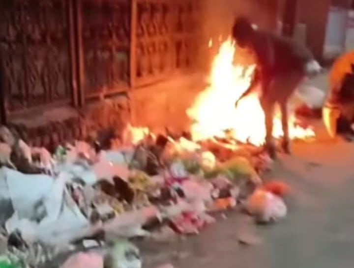 Garbage was burnt in the open at the main square and the municipal employees sat down to warm themselves by the fire.