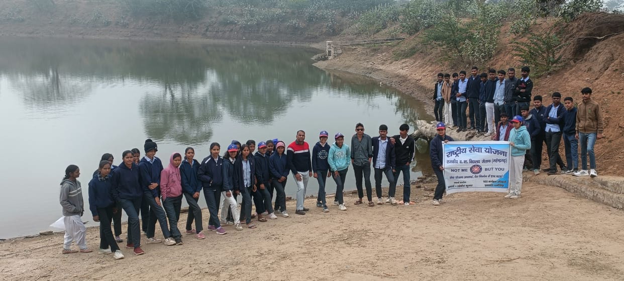 The volunteers gave a message of environmental protection and water conservation.