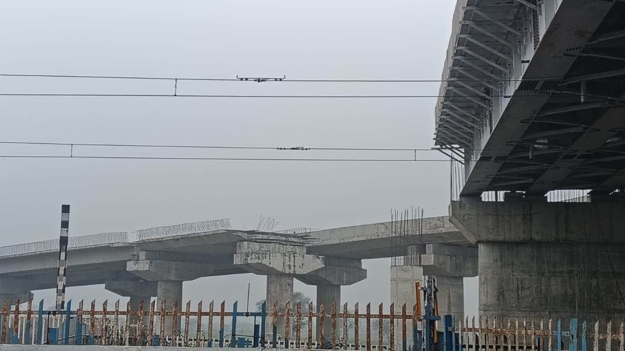 फोटो - 06 अधूरा पड़ा जोल्हूपुर मोड़ स्थित आरओबी। संवाद