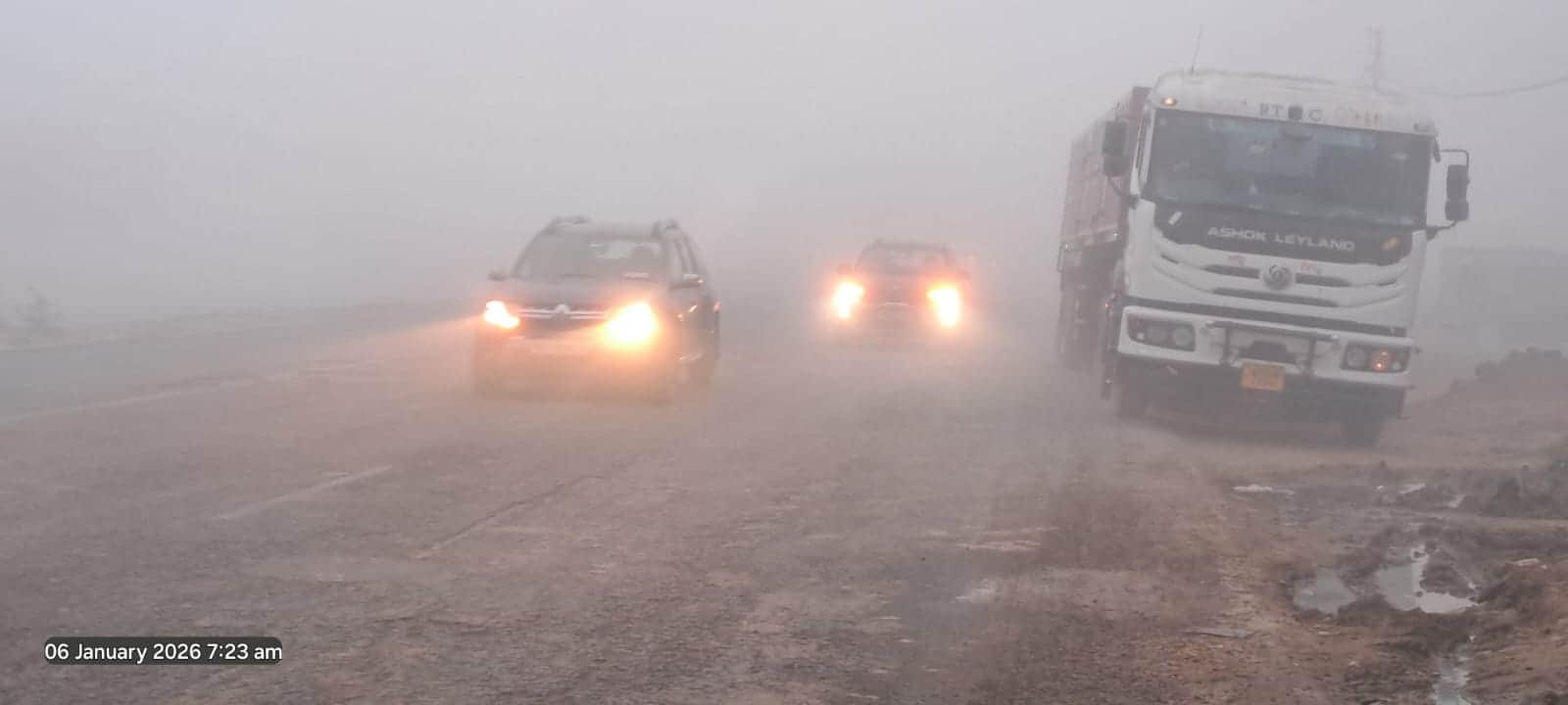 फोटो - 08 कोहरे के बीच लाइट जलाकर निकलता वाहन। संवाद