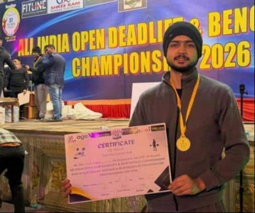 फोटो-10- प्रमाण पत्र दिखाते राहुल। स्रोत: परिजन