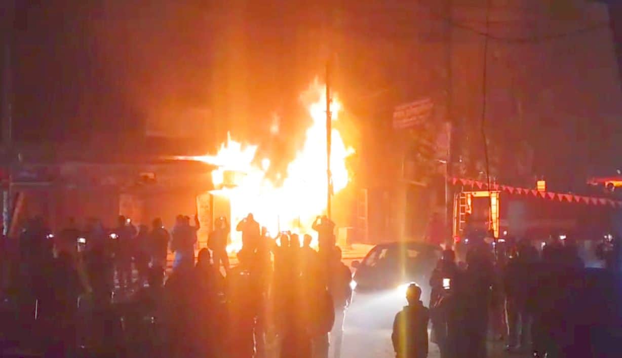 फोटो-2- नगर पालिका रोड स्थित डिपार्टमेंटल स्टोर से लगी आग, मौजूद लोग। संवाद