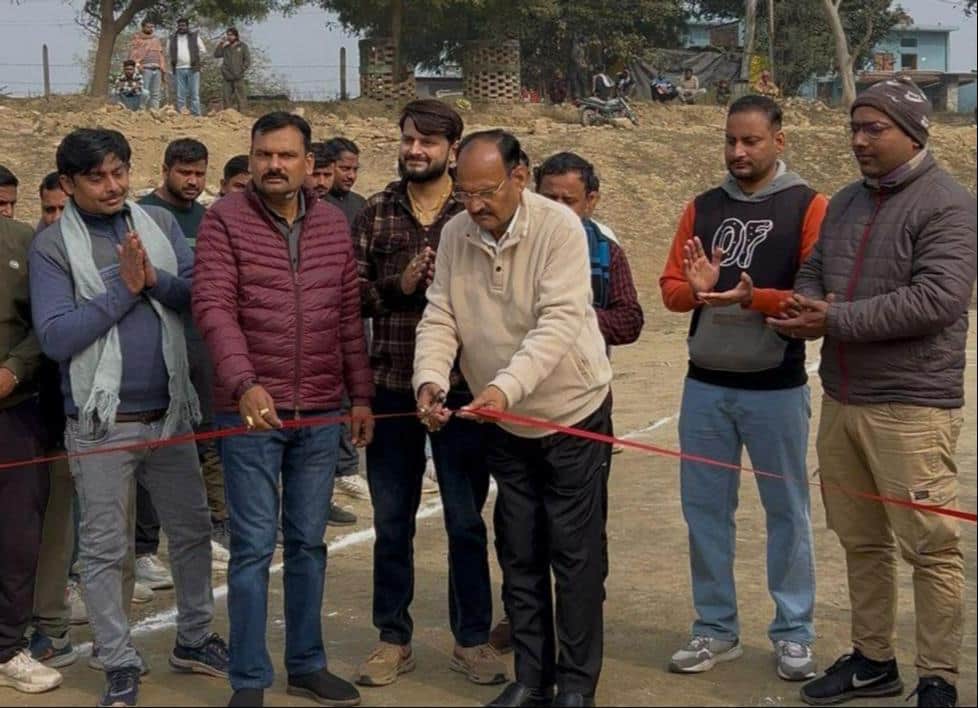 फोटो-20- फीता काट कर प्रतियोगिता का शुभारंभ करते नगर पंचायत अध्यक्ष प्रतिनिधि सुधीर बाजपेई। स्