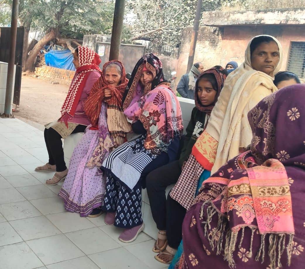 फोटो-21- पोस्टमार्टम हाउस में गमगीन बैठे परिजन। संवाद