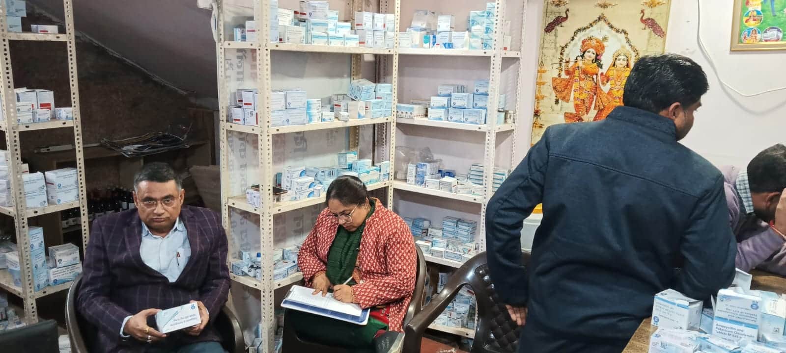 फोटो-22-जन औषधि केंद्र में जांच करते सहायक आयुक्त औषधि दीपक शर्मा व औषधि निरीक्षक देवयानी दुबे।