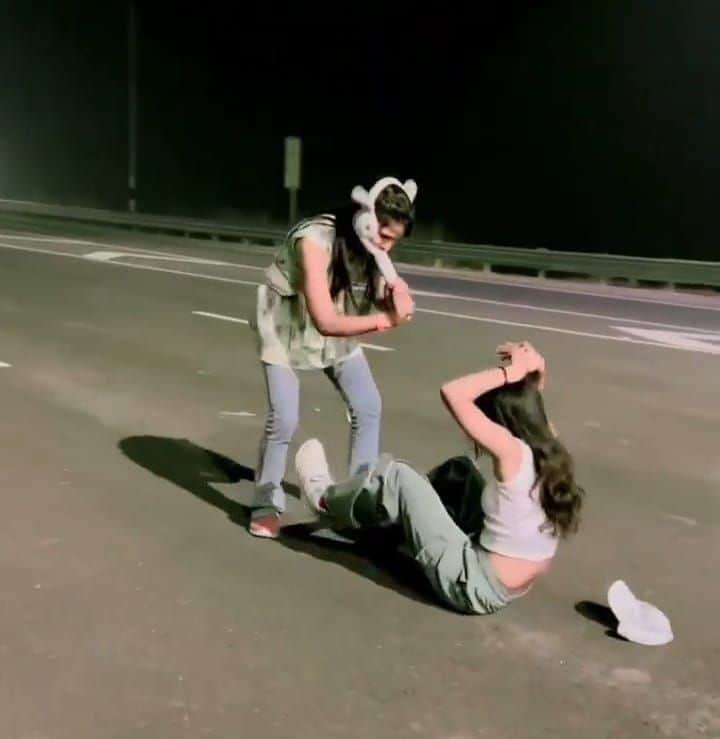 फोटो-23- हाईवे पर नागिन डांस पर रील बनाती युवतियां। स्रोत: वायरल वीडियो