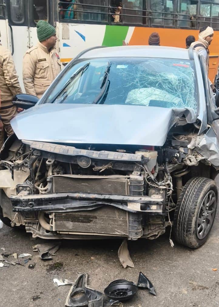फोटो-24-हाईवे पर हुए हादसे में क्षतिग्रस्त कार। स्रोत: ग्रामीण