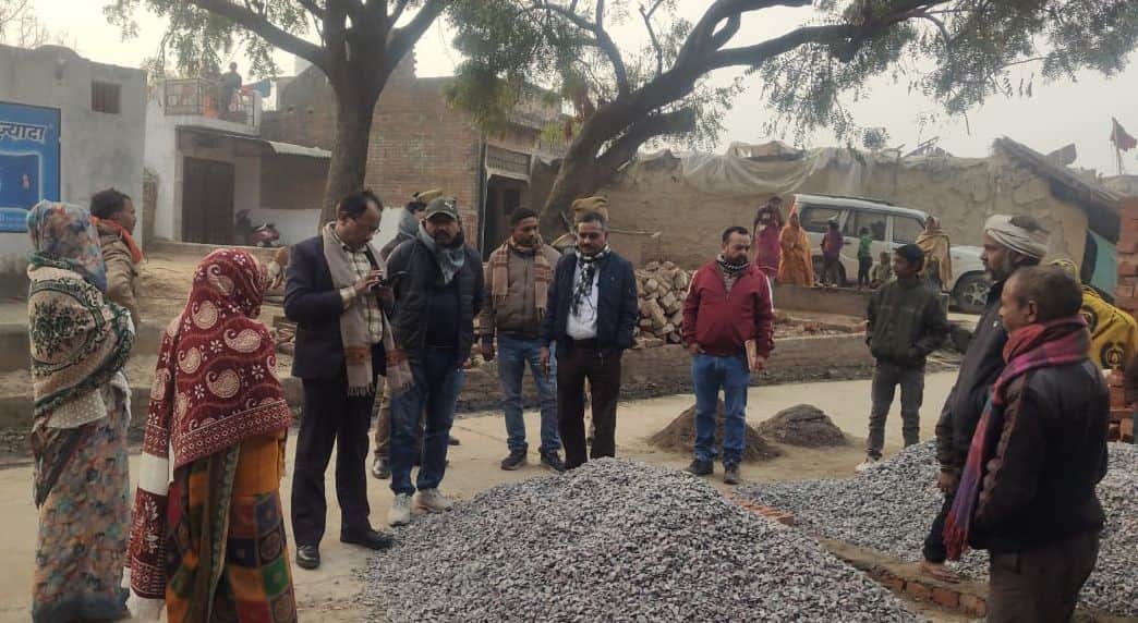 फोटो-25- गांव में जांच करती राजस्व व पुलिस टीम। स्रोत: ग्रामीण