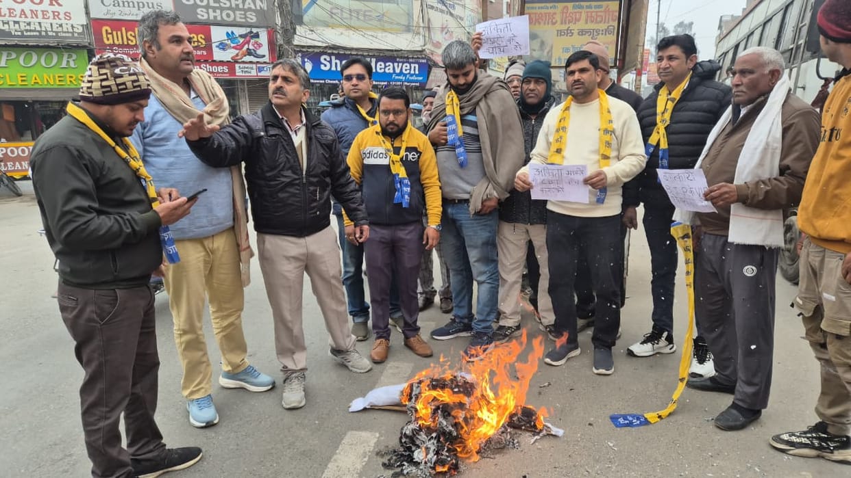 Aam Aadmi Party (AAP) workers burned an effigy of a BJP leader in protest against the Ankita Bhandari murder case.