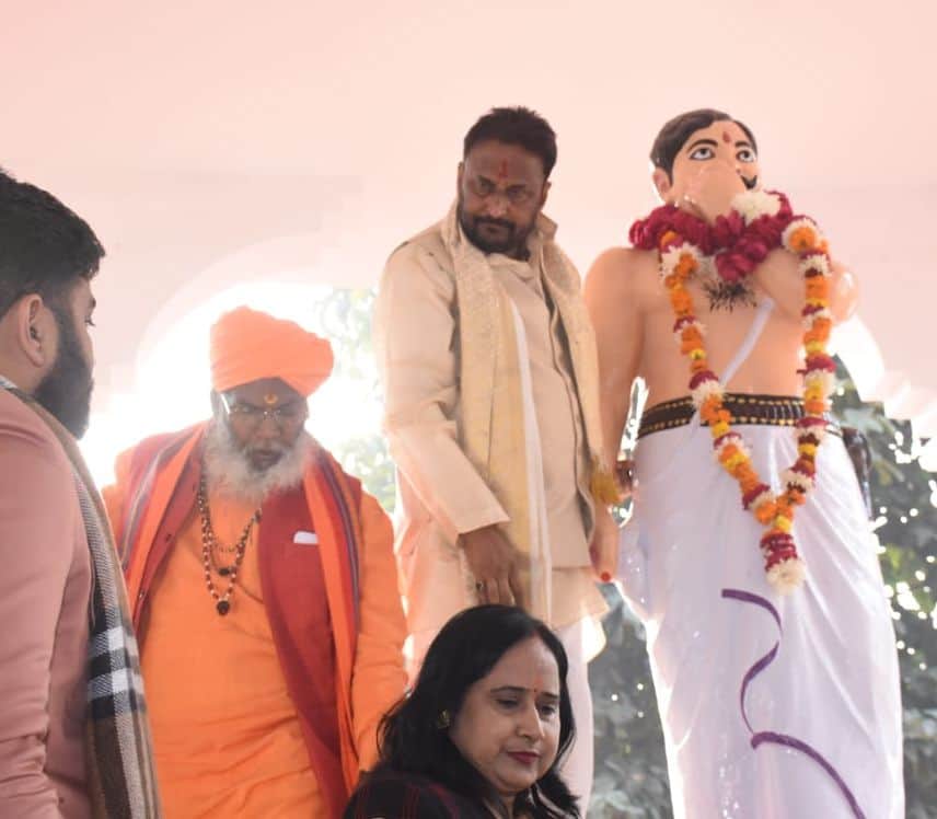 फोटो-28- बदरका स्थित चंद्रशेखर आजाद स्मारक स्थल में शहीद की प्रतिमा को नमन करते सांसद साक्षी मह