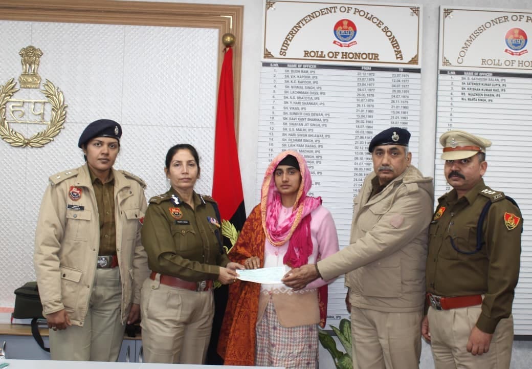 A check of 11 lakh rupees was handed over to the wife of the deceased soldier.
