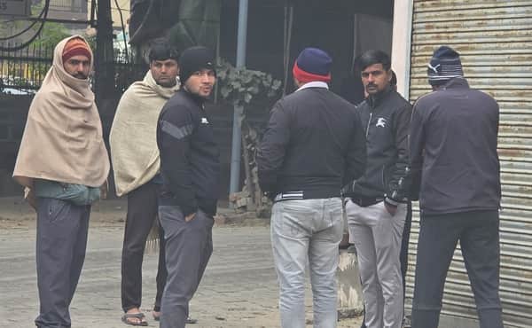 फोटो-57: बहादुरगढ़ के नागरिक अस्पताल में पहुंचे मृतक के परिजन। संवाद