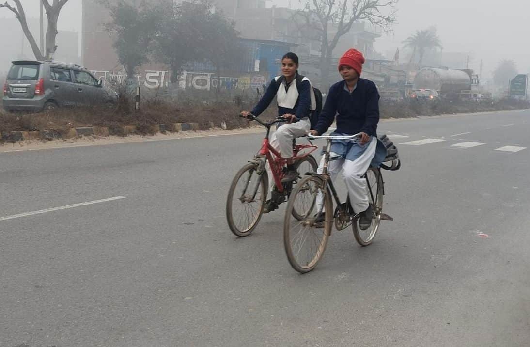 फोटो05कड़ाके की ठंड व कोहरा में सुबह के समय पड़ने जाती छात्राएं।संवाद