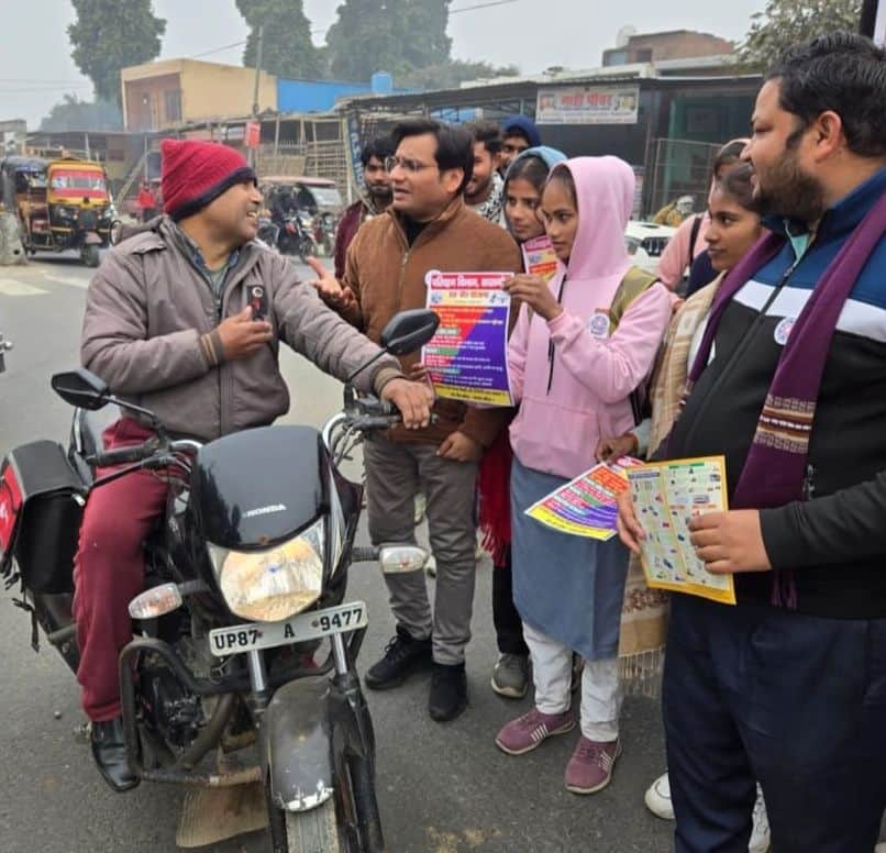 फोटो15राज कोल्ड स्टोर पर बाइक सवार को यातायात नियमाें के बारे में जानकारी देते एआरटीओ व छात्र