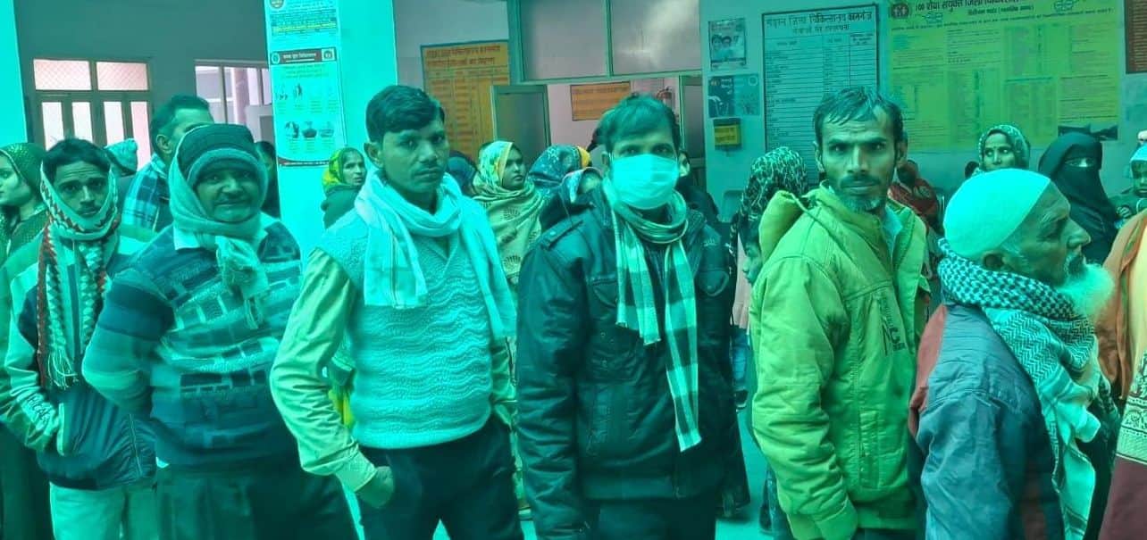 फोटो16जिला अस्पताल में पर्चा बनवाने के लिए काउंटर पर लगी भीड़। संवाद