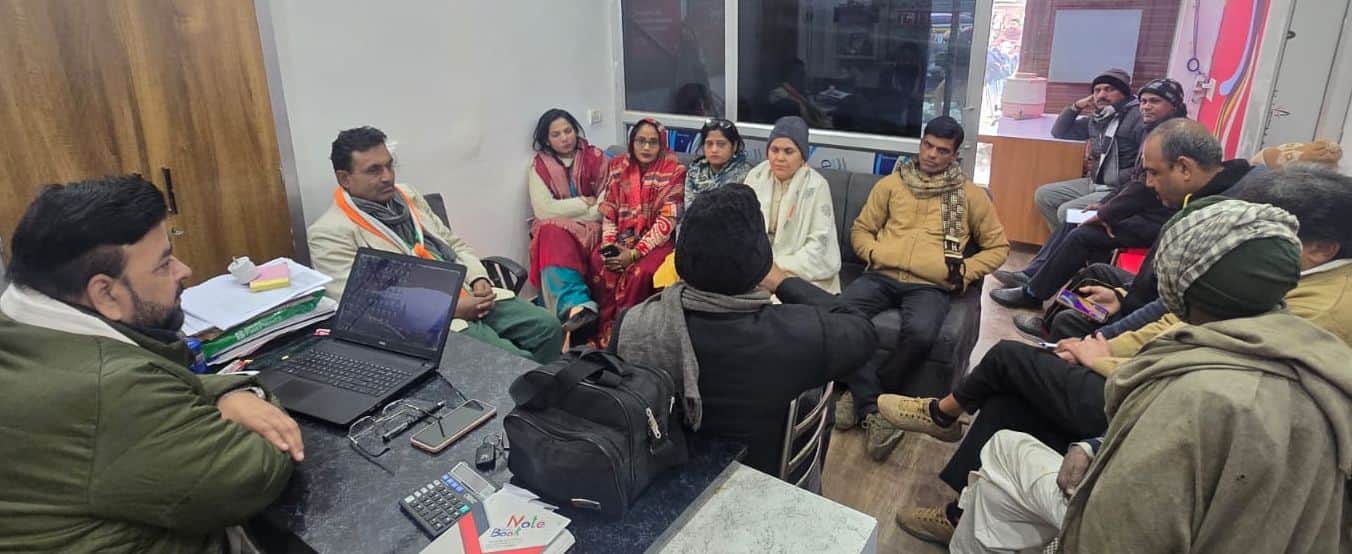 फोटो17कासगंज में बैठक करते कांग्रेस कार्यकर्ता। स्रोत:विज्ञप्ति