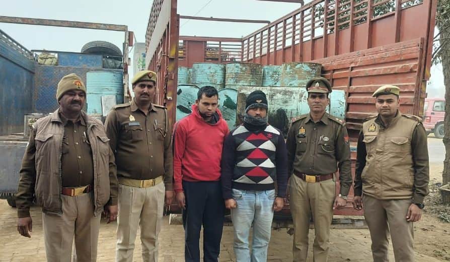 फोटो20मोहनपुरा में नकली घी के साथ पकड़े गए आरोपी । संवाद