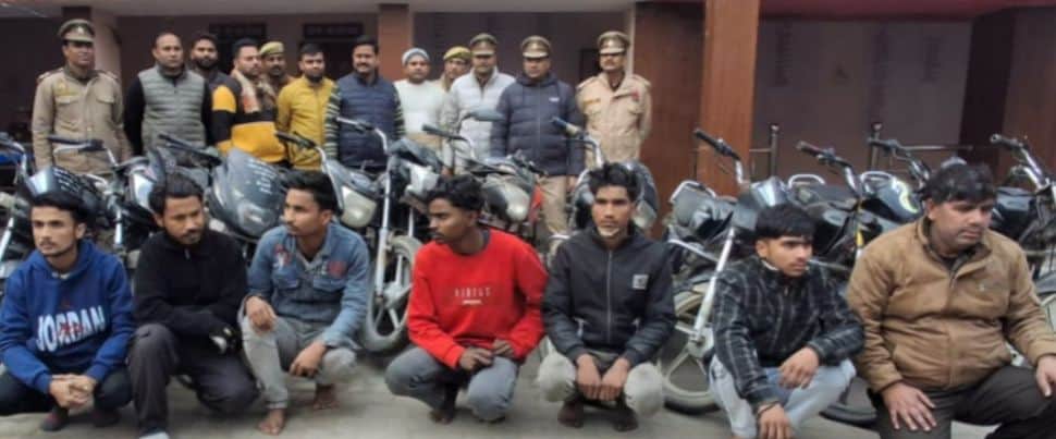 फोटो23कासगंज कोतवाली में चोरी की बाइक के साथ पकड़े गए आरोपी। स्रोत:पुलिस मीडिया सेल