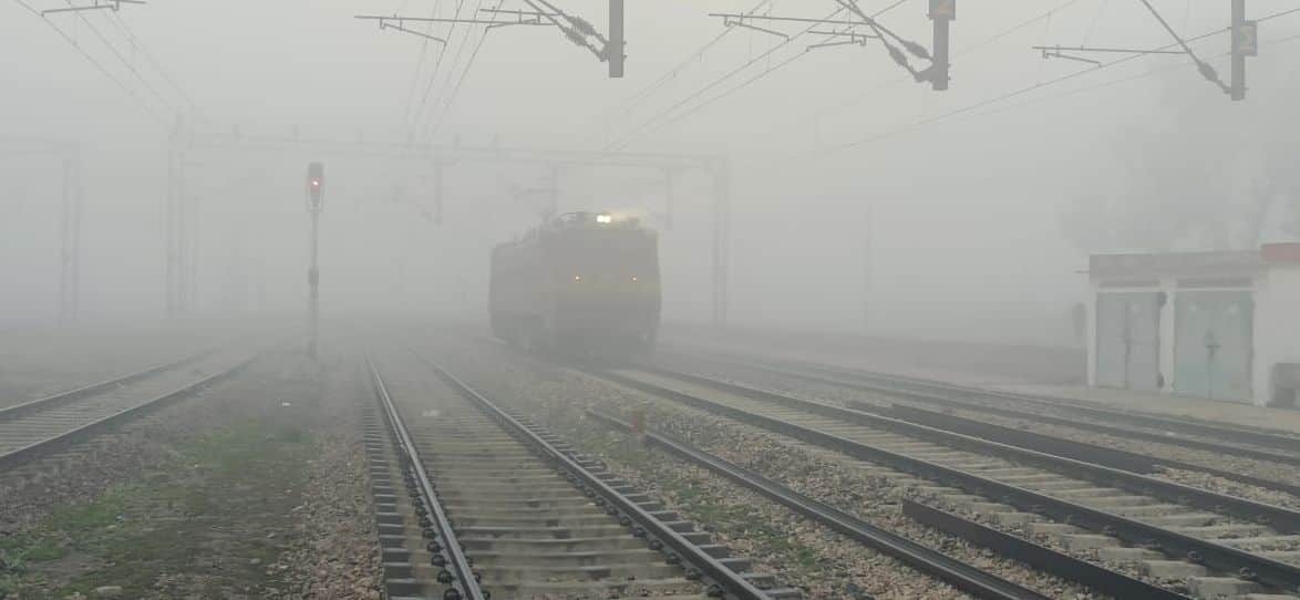 फोटो27कासगंज से मथुरा की ओर जाने वाला रेलवे ट्रेक। संवाद