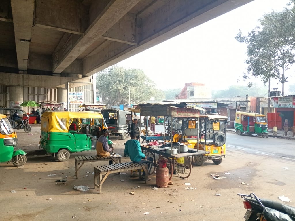 Service lane turned into a parking lot, causing traffic congestion at Saini Chowk