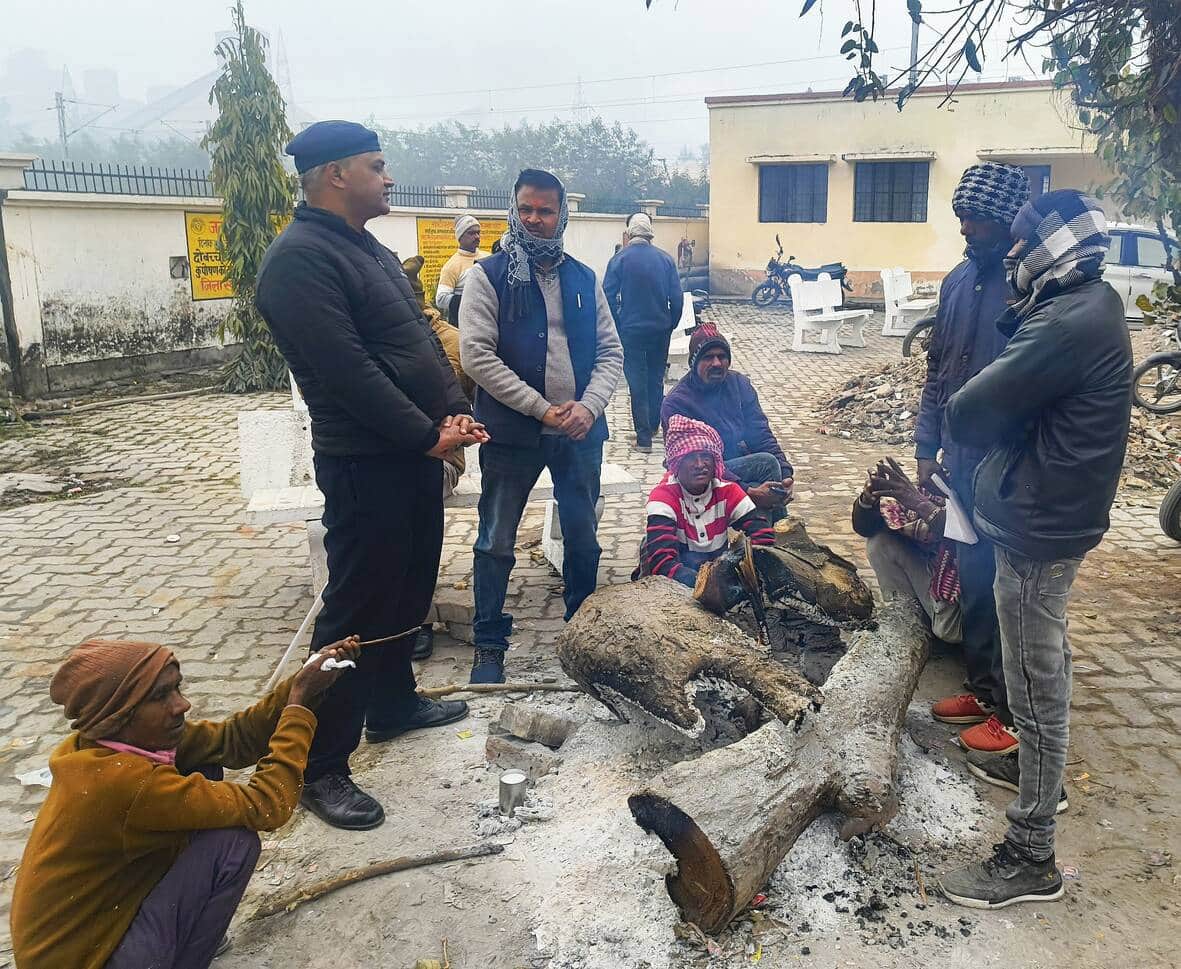  जिला अस्पताल के बाहर अलाव तापते लोग। -संवाद