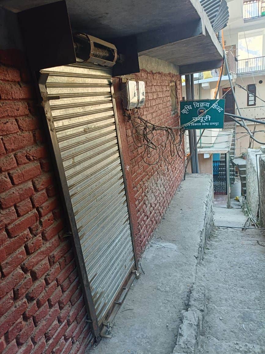 ज्यूरी में दो साल से बंद पड़ा कृषि विक्रय केंद्र। संवाद