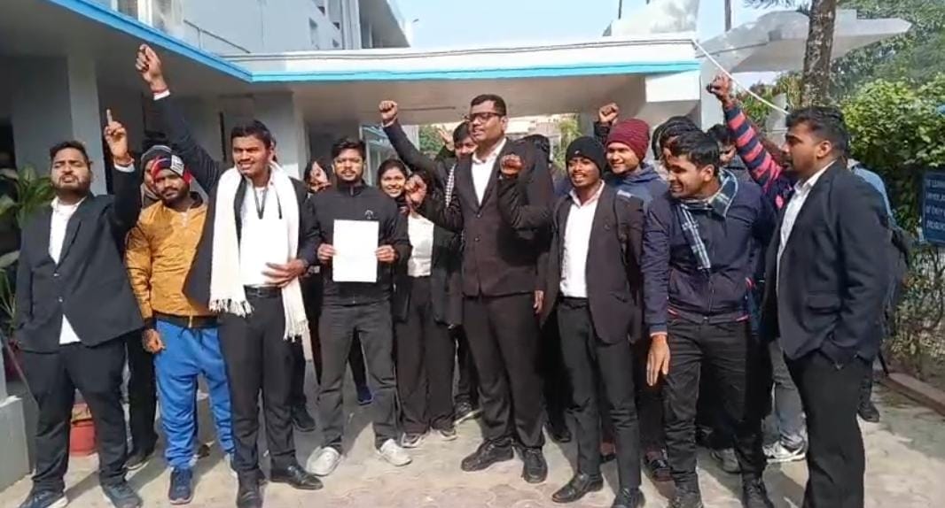 Muzaffarpur Bihar news : students protest against colage admistration for demand exam