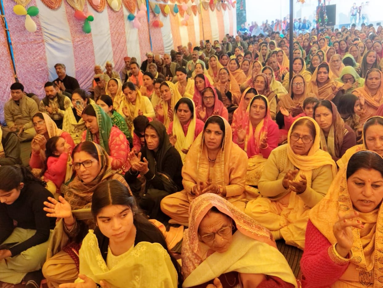 Devotees danced in the Raas Leela of Lord Krishna