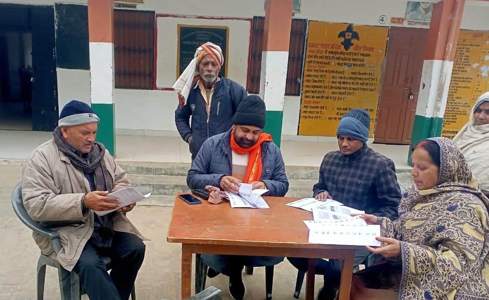 कुड़वार के भड़रा परसुरामपुर में मतदाता सूची देखते ब्लॉक प्रमुख प्रतिनिधि व अन्य। संवाद