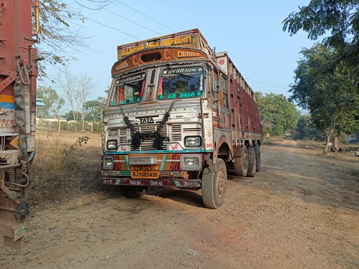 Indecent behavior with the employees of the mining department when a sand vehicle was caught